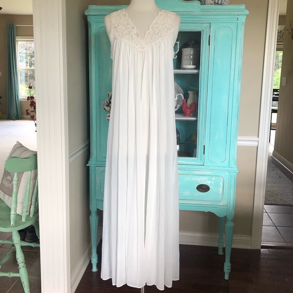 Vintage Miss Elaine 70s 80s White Nightgown Dress